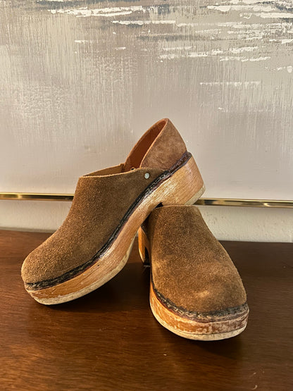 70s Tan Suede Clogs